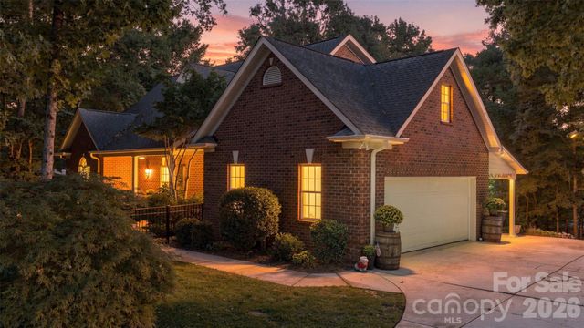 232 Pebble Stone Lane, Matthews, NC 28104
