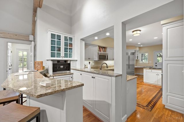 1031 E Rookwood Drive, Cincinnati, OH 45208