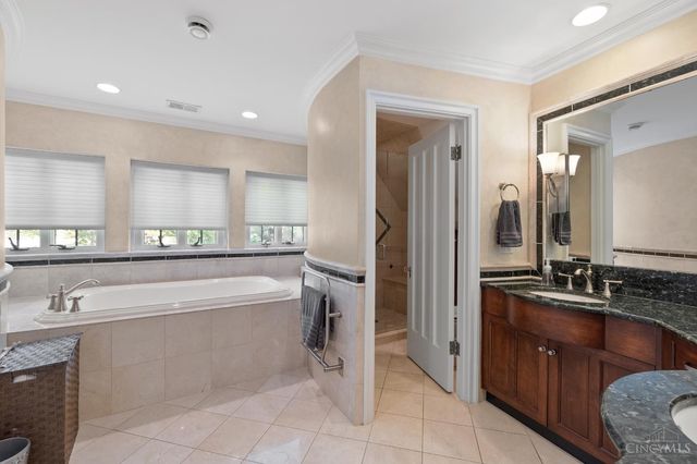 1031 E Rookwood Drive, Cincinnati, OH 45208