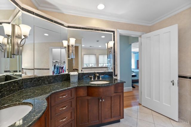 1031 E Rookwood Drive, Cincinnati, OH 45208