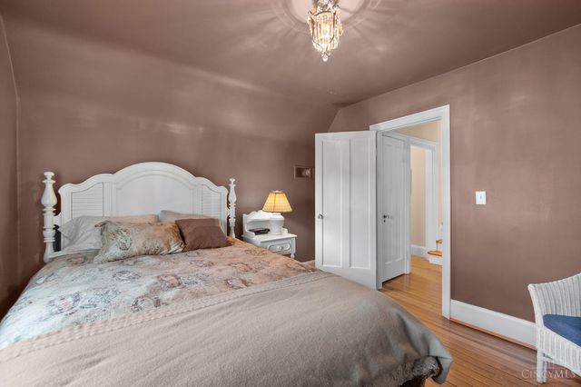 1031 E Rookwood Drive, Cincinnati, OH 45208