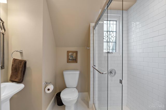 1031 E Rookwood Drive, Cincinnati, OH 45208