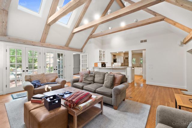 1031 E Rookwood Drive, Cincinnati, OH 45208