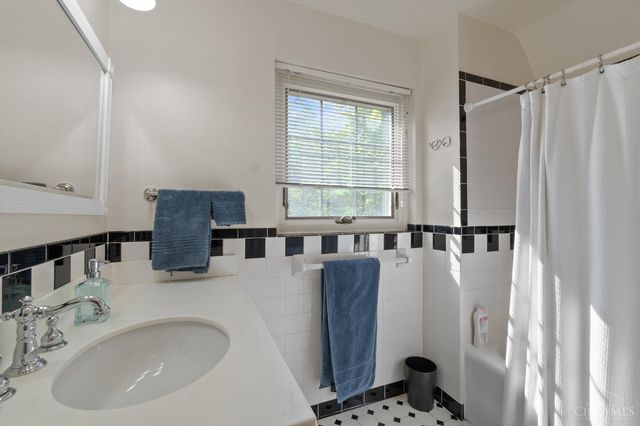 1031 E Rookwood Drive, Cincinnati, OH 45208