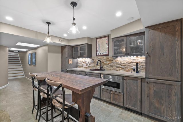 1031 E Rookwood Drive, Cincinnati, OH 45208