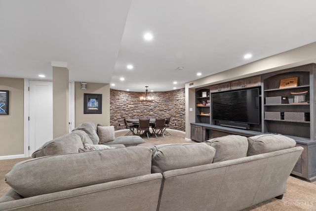 1031 E Rookwood Drive, Cincinnati, OH 45208