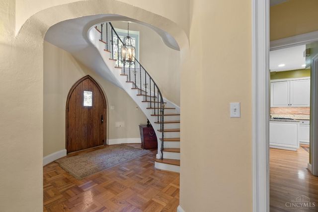 1031 E Rookwood Drive, Cincinnati, OH 45208