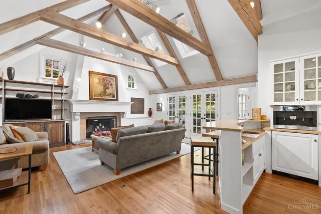 1031 E Rookwood Drive, Cincinnati, OH 45208