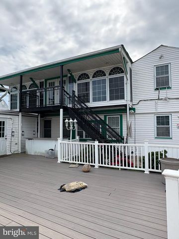 10 MIDDLE RD, Levittown, PA 19056