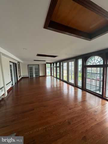 10 MIDDLE RD, Levittown, PA 19056