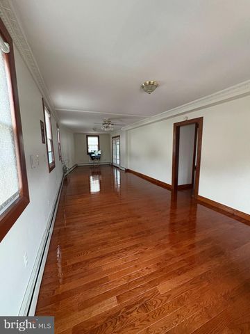 10 MIDDLE RD, Levittown, PA 19056