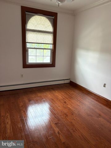 10 MIDDLE RD, Levittown, PA 19056