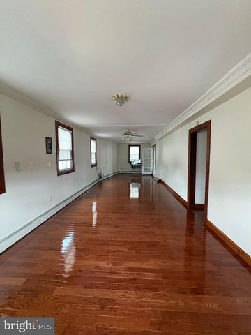 10 MIDDLE RD, Levittown, PA 19056