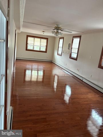 10 MIDDLE RD, Levittown, PA 19056