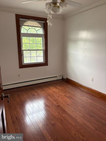 10 MIDDLE RD, Levittown, PA 19056