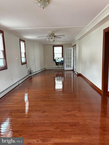 10 MIDDLE RD, Levittown, PA 19056