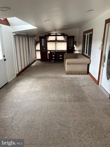 10 MIDDLE RD, Levittown, PA 19056