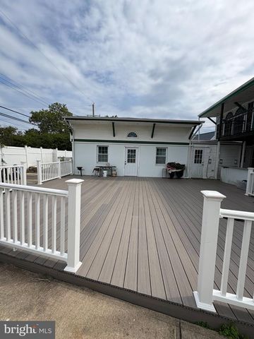 10 MIDDLE RD, Levittown, PA 19056