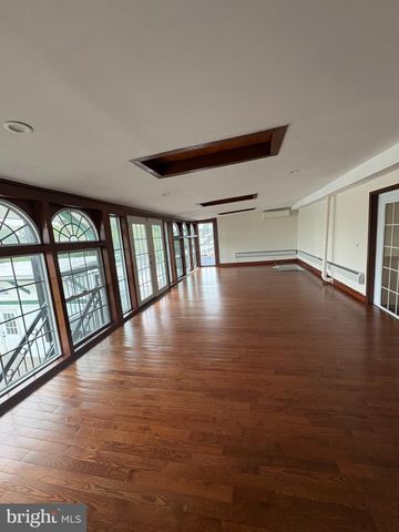 10 MIDDLE RD, Levittown, PA 19056