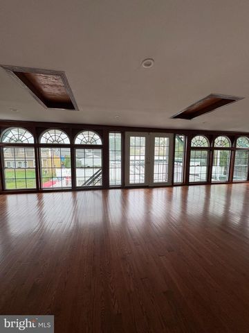 10 MIDDLE RD, Levittown, PA 19056