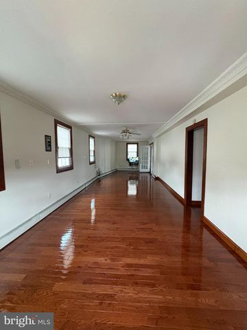 10 MIDDLE RD, Levittown, PA 19056