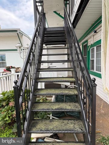 10 MIDDLE RD, Levittown, PA 19056