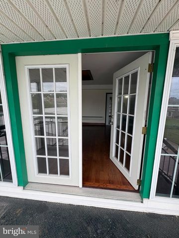 10 MIDDLE RD, Levittown, PA 19056