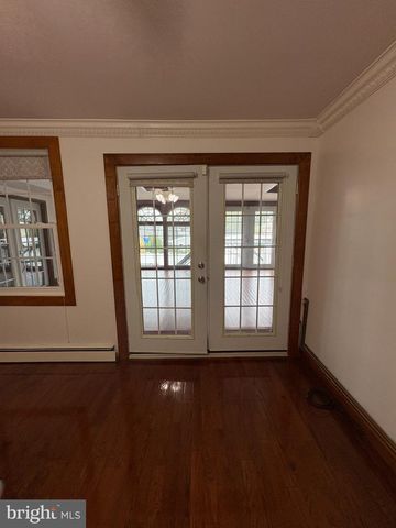 10 MIDDLE RD, Levittown, PA 19056