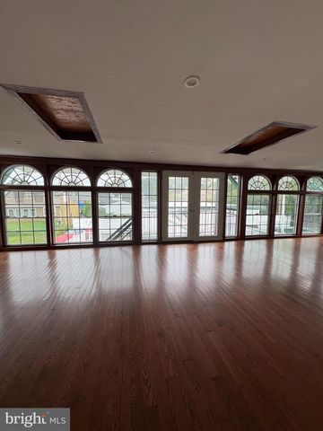 10 MIDDLE RD, Levittown, PA 19056