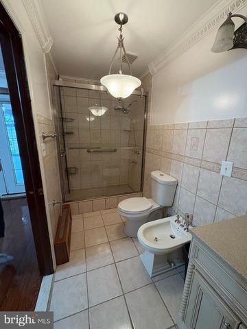 10 MIDDLE RD, Levittown, PA 19056