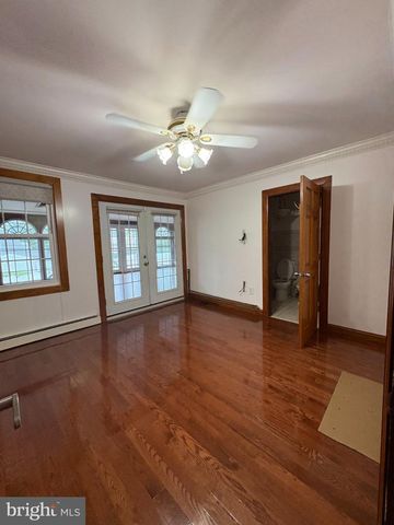 10 MIDDLE RD, Levittown, PA 19056