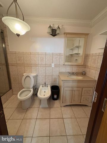 10 MIDDLE RD, Levittown, PA 19056