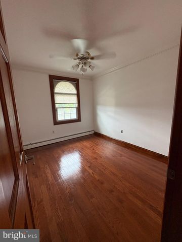 10 MIDDLE RD, Levittown, PA 19056