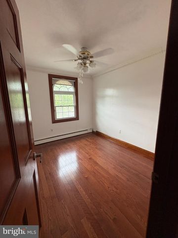 10 MIDDLE RD, Levittown, PA 19056