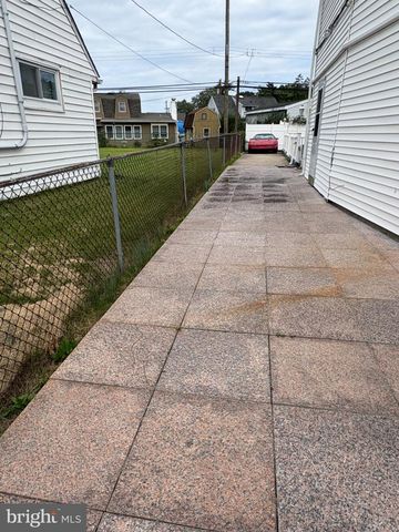 10 MIDDLE RD, Levittown, PA 19056