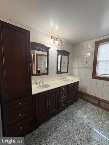 10 MIDDLE RD, Levittown, PA 19056