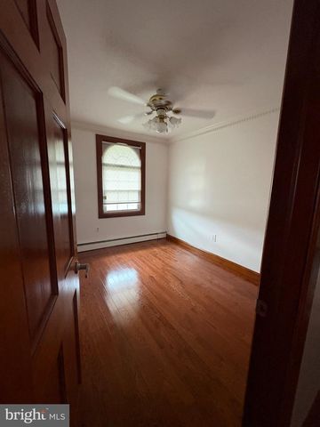 10 MIDDLE RD, Levittown, PA 19056