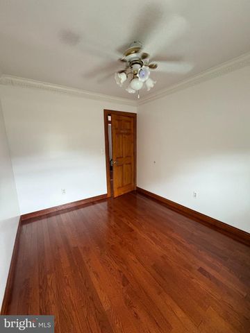 10 MIDDLE RD, Levittown, PA 19056