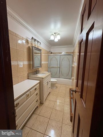 10 MIDDLE RD, Levittown, PA 19056