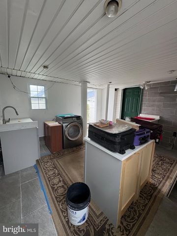 10 MIDDLE RD, Levittown, PA 19056