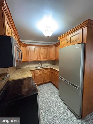 10 MIDDLE RD, Levittown, PA 19056