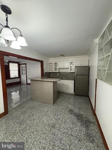 10 MIDDLE RD, Levittown, PA 19056