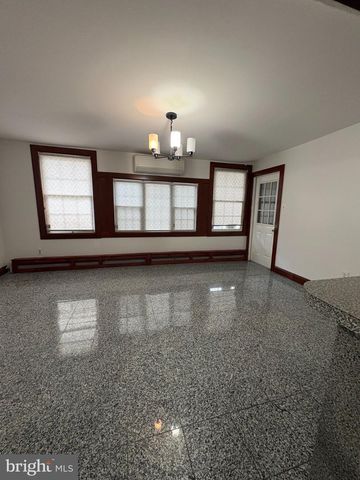 10 MIDDLE RD, Levittown, PA 19056