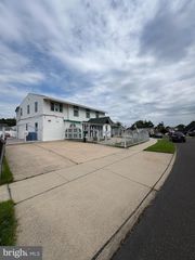 10 MIDDLE RD, Levittown, PA 19056