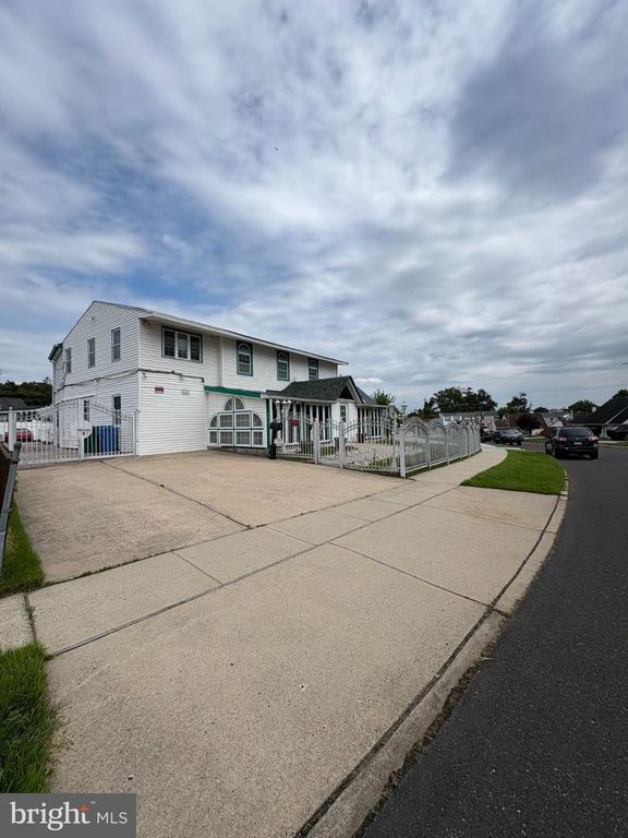 10 MIDDLE RD, Levittown, PA 19056