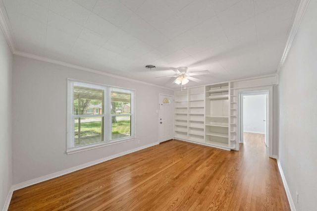 5601 N Schilder Drive, River Oaks, TX 76114