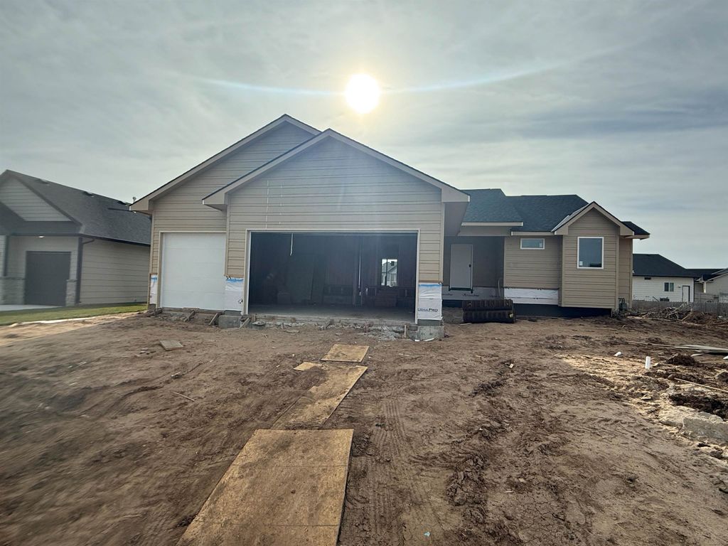 137 E Poplar Cir, Goddard, KS 67052
