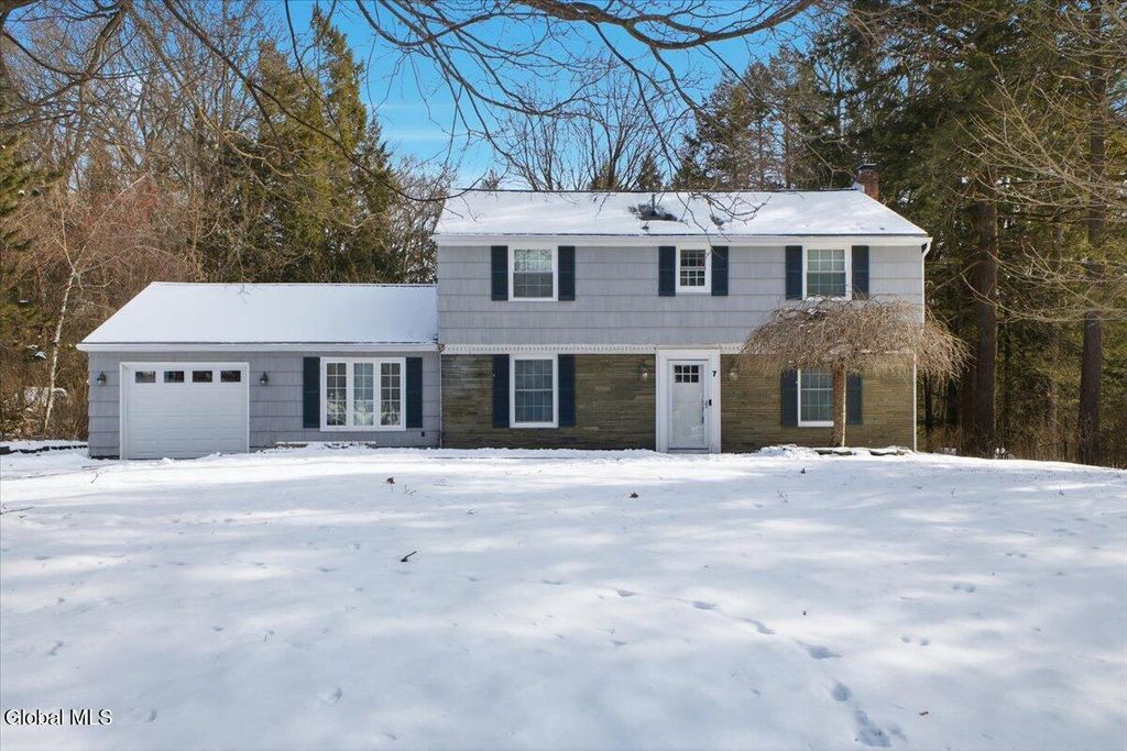 7 Fairway Lane, Clifton Park, NY 12148