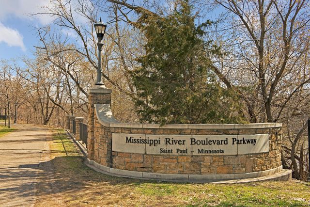 896 Mississippi River Boulevard S, Saint Paul, MN 55116