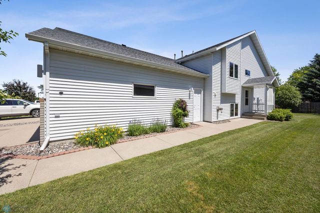 2812 Wheatland Drive S, Fargo, ND 58103